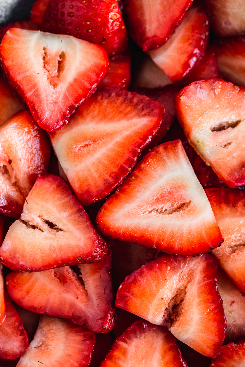 Sliced strawberries | nattwrobel.com