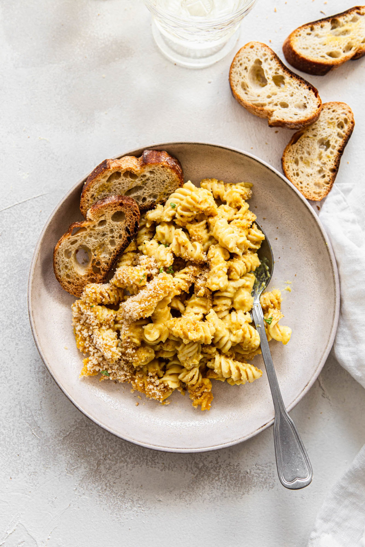 gluten free Goat Cheese Mac and Cheese with rice crumbs and baguette photography